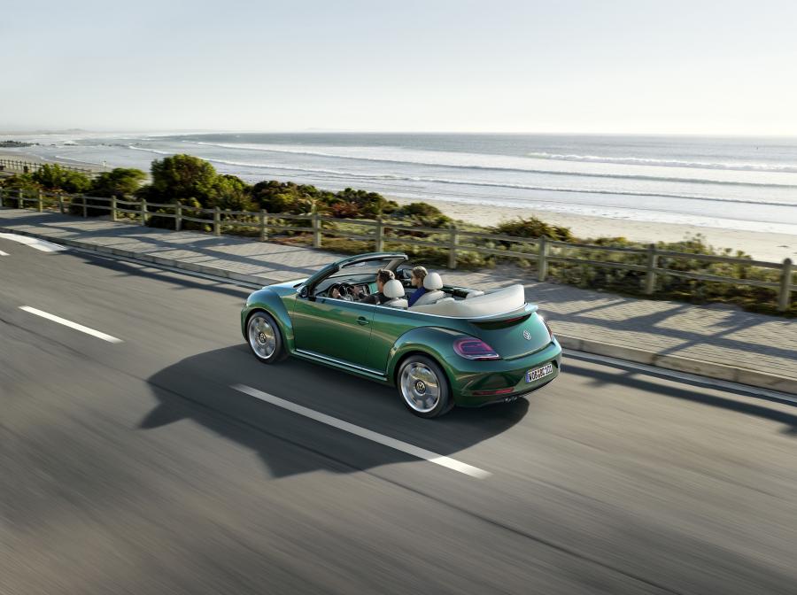  Volkswagen Beetle Cabriolet 2016 года  (фото 19 из 21)